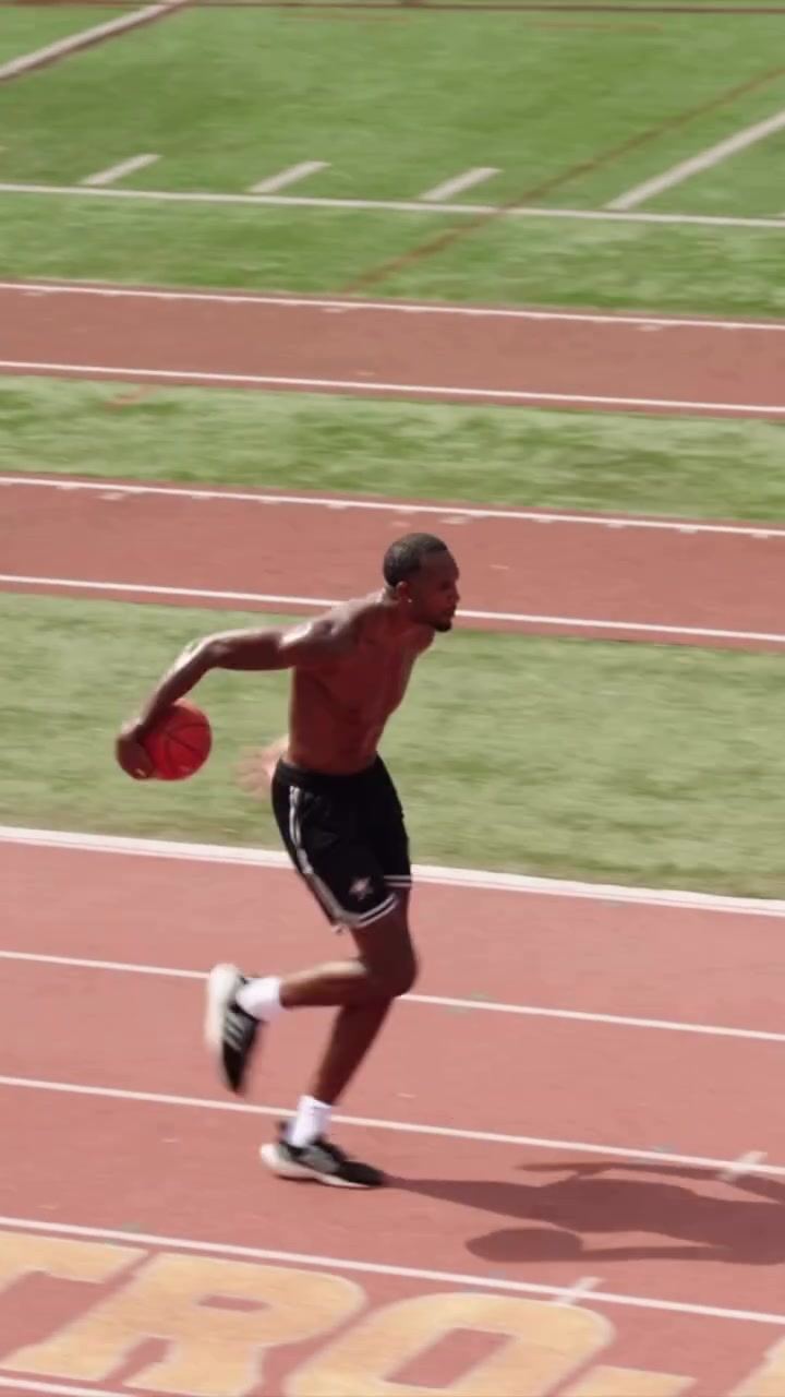 乐鱼体育平台-大汗淋漓!骑士队莫布里在田径场训练 主要有阻力跑&带球跑等内容