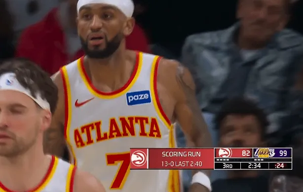 乐鱼app-亚历山大-沃克底角三分投进，老鹰打出13-0追至17分