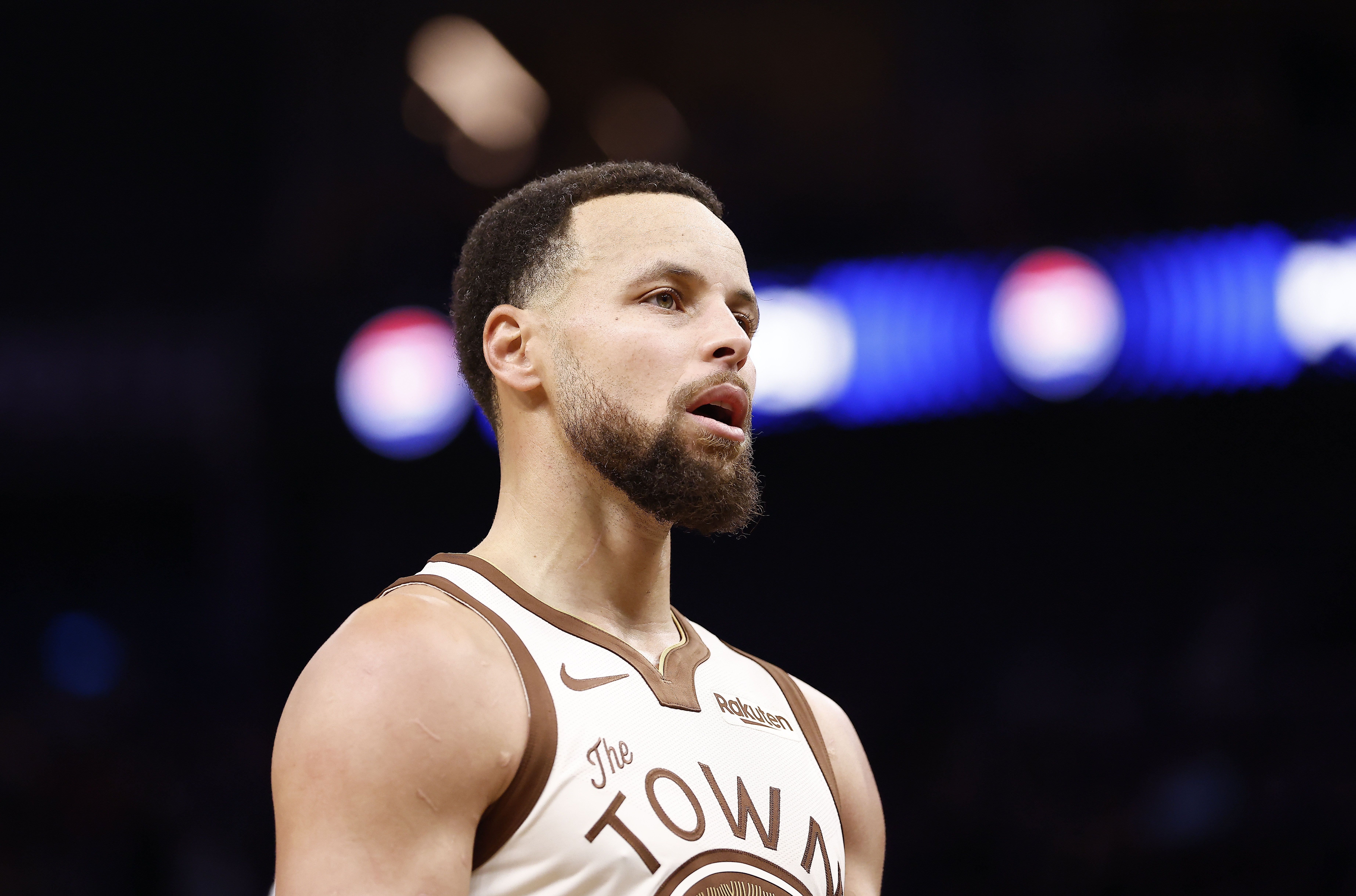 乐鱼体育-遭遇严防！库里16中6拿到16分3板3助1断 正负值-25